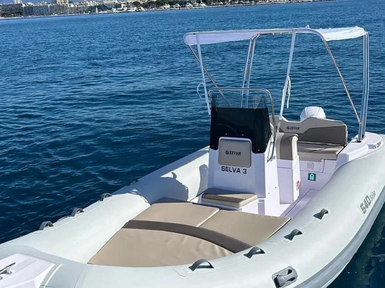 Alquiler de Selva Selva 540 Stile en Antibes