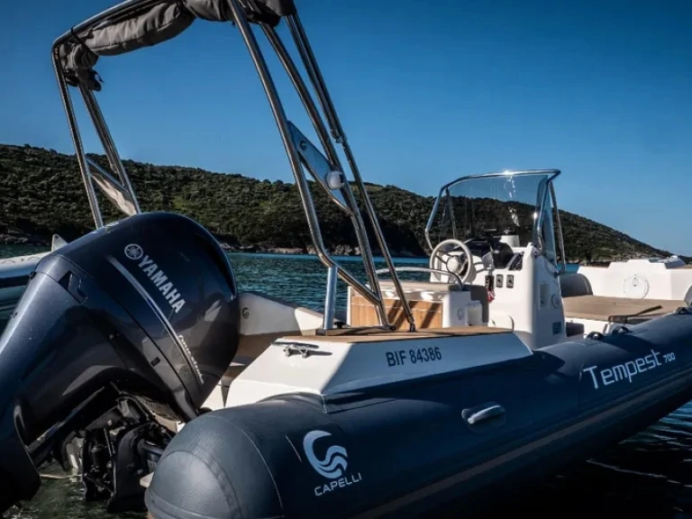 Alquiler de Capelli Tempest 700 Sun en Propriano