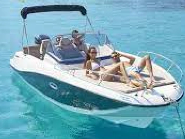 Alquiler de embarcaciones Quicksilver Activ 675 Open Sport enPort Grimaud en Samboat
