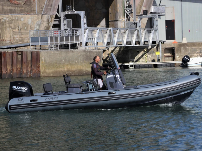 Alquiler de Neumática, con o sin patrón Zodiac Port-Louis
