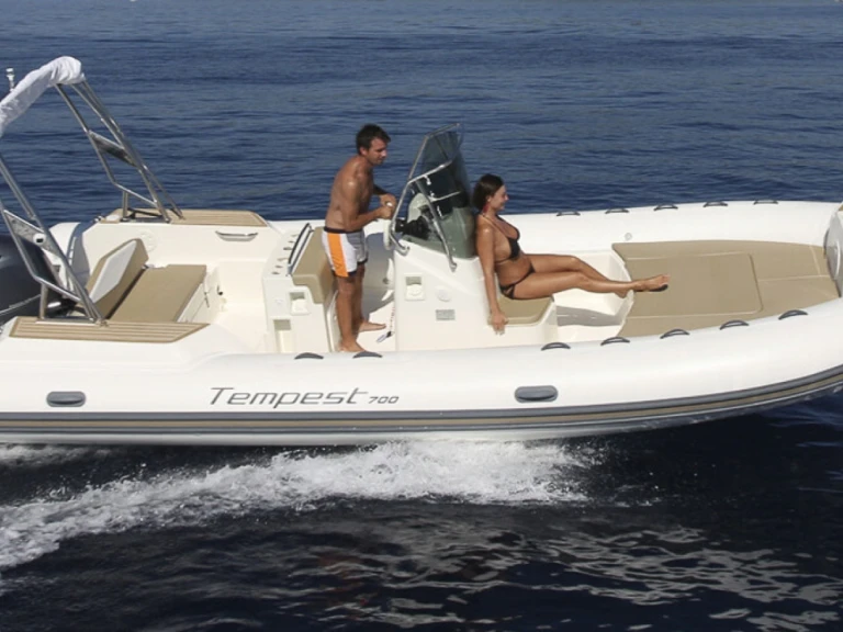 Alquiler de Capelli Tempest 700 en Porto-Vecchio