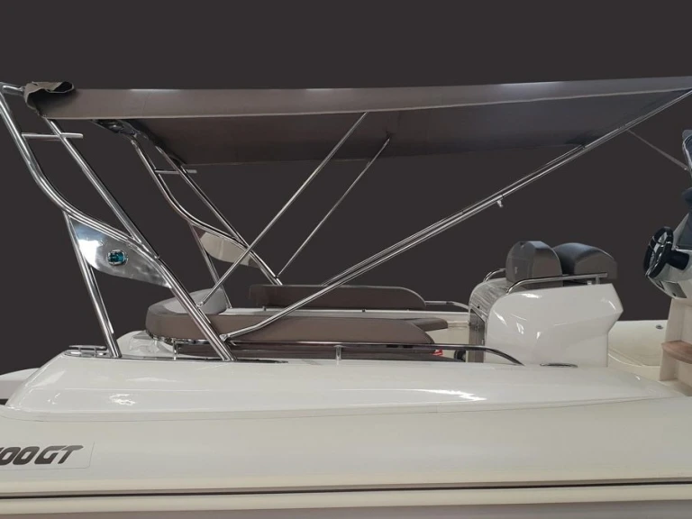Alquiler de Quicksilver Activ 605 Sundeck en Cogolin