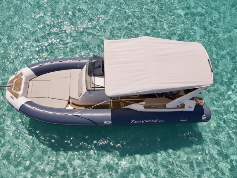 Alquiler de Capelli Tempest 800 en Marina Botafoch