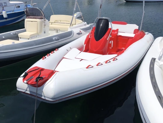 Alquiler de embarcaciones Magnus 6.20 enPorto Rotondo en Samboat