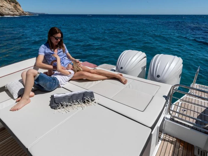 Alquiler de Jeanneau Cap Camarat 9.0 WA en Port de Hyères (St Pierre)