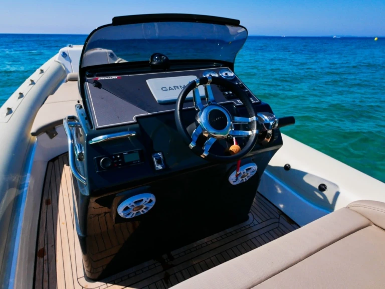 Lomac Adrenalina 7.5 de alquiler a Hyères