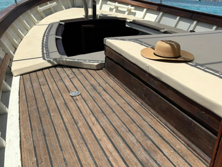 Alquiler de Cantiere Demeglio Gozzo Storico en La Maddalena