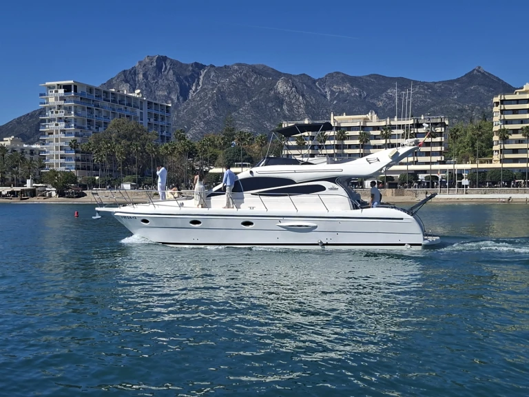 Alquiler de barcos Marbella barato de Majestic 46 Fly