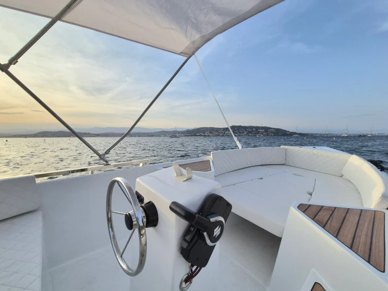 Alquiler de Silver Silver yacht 495 en Cannes