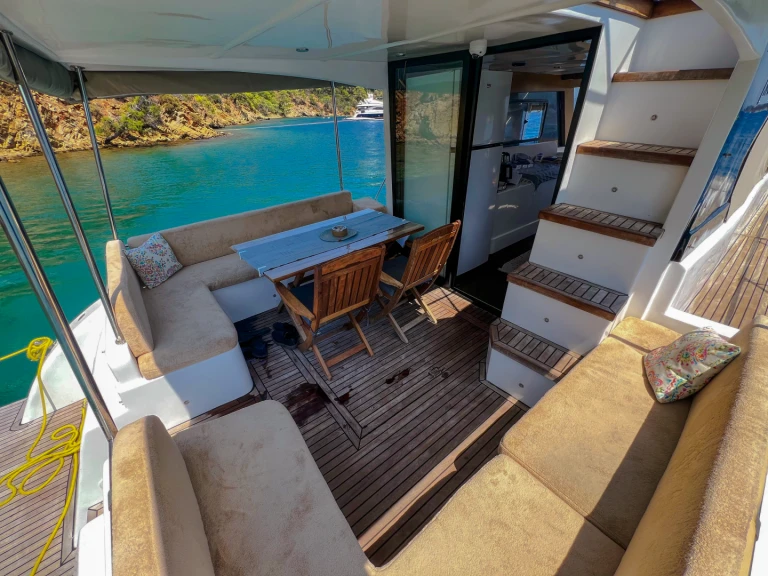 Alquiler de Custom Made Agara 44 en Skopea Marina