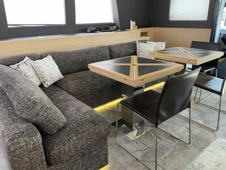 Alquiler de Lagoon Lagoon 630 Motor Yacht en Lávrio