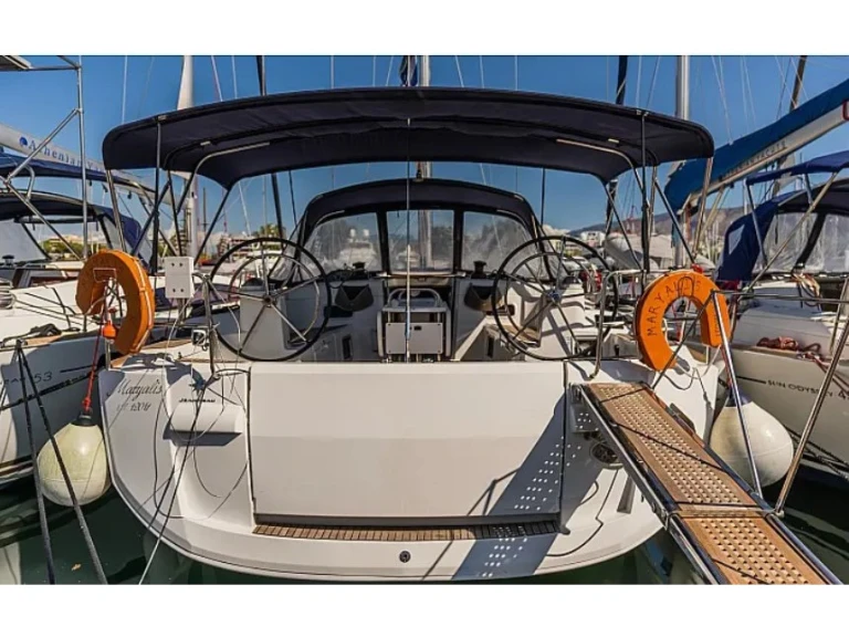 Alquiler de barcos Álimos barato de sun odyssey 519 (4cab)