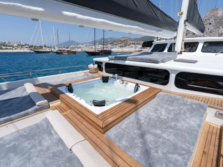 Alquiler Velero Custom Made con o sin  título de navegación