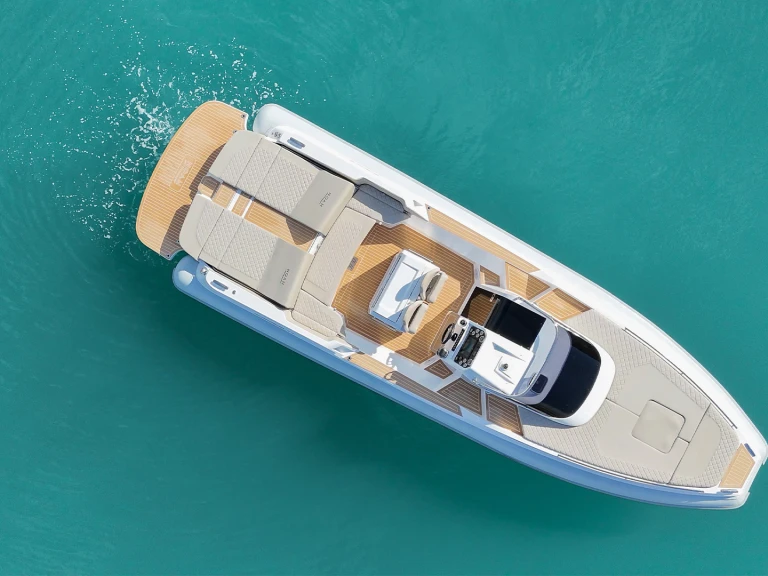 Alquiler Neumática Noah con o sin  título de navegación