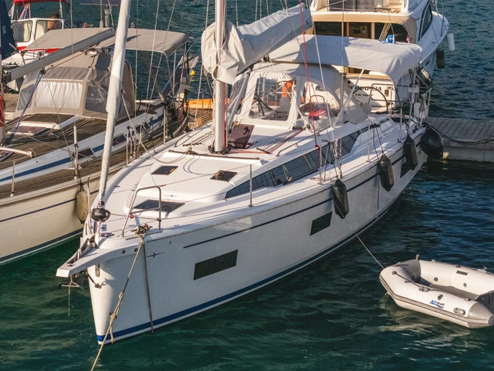Alquiler de Bavaria Bavaria C38 en Kiáto