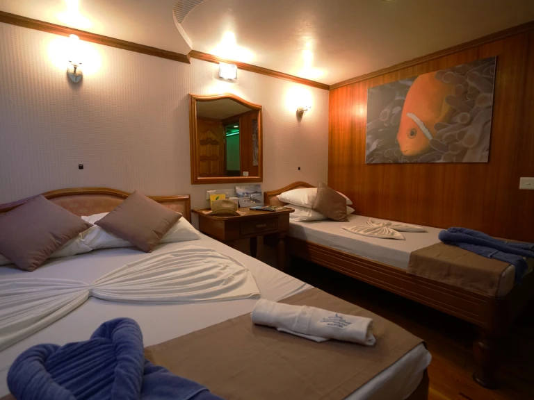 Alquiler de barcos Hulhumale barato de Conte Max - Cabin (triple-1 double bed + 1 single bed)