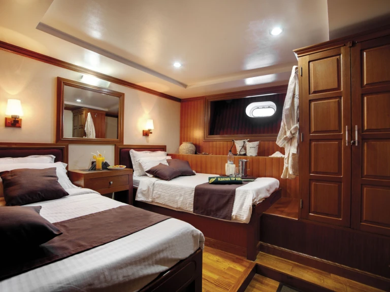 Alquiler de embarcaciones  Duke of York - Cabin (triple-1 double + 1 single bed) enHulhumale en Samboat