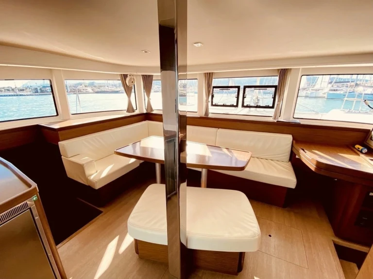 Catamarán para alquilar Lávrio al mejor precio