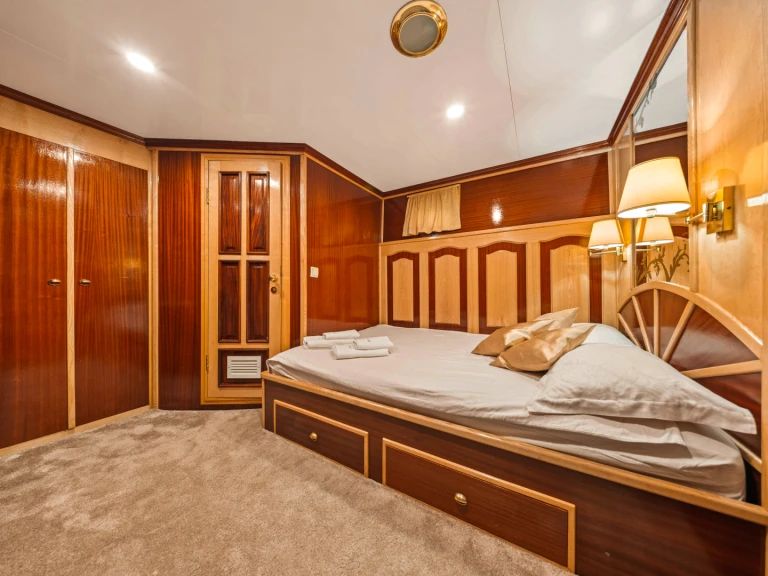 Yate de lujo para alquilar Estado libre de Fiume al mejor precio