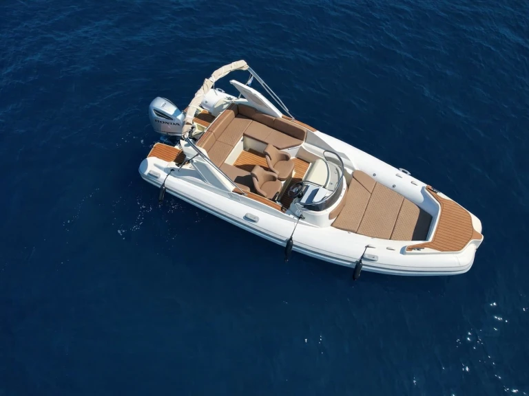 Alquiler Neumática Aquamax con o sin  título de navegación