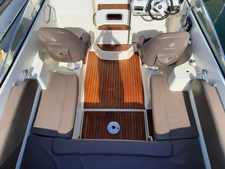 Alquiler de embarcaciones Jeanneau CAP CAMARAT 6,5 CC Style enFrancia en Samboat