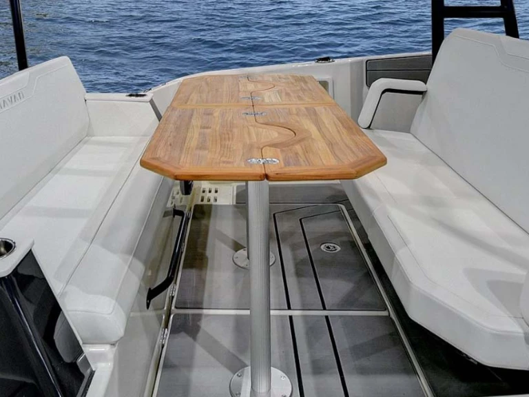 Navan T30 de alquiler a Puerto Campomanes Greenwich
