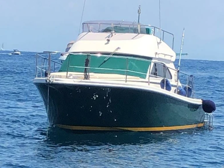 Alquiler de embarcaciones Cayman 30 Fly Fisherman enNápoles en Samboat