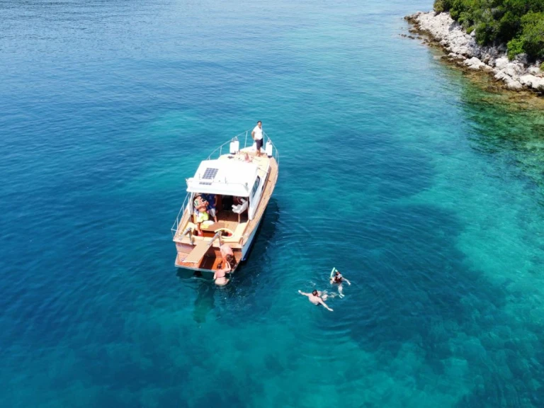 Chris Craft Commander 31 de alquiler a Lefkímmi
