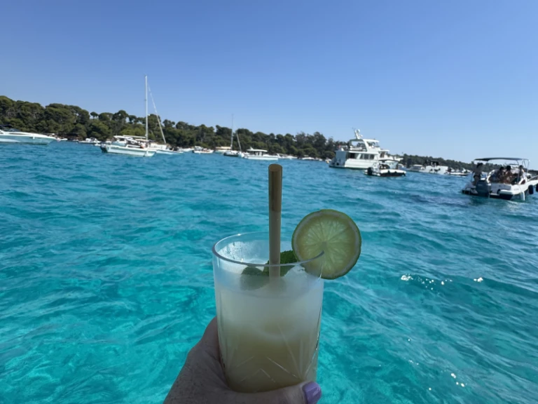 Alquiler de barcos Mandelieu-la-Napoule barato de Activ 755 Sundeck