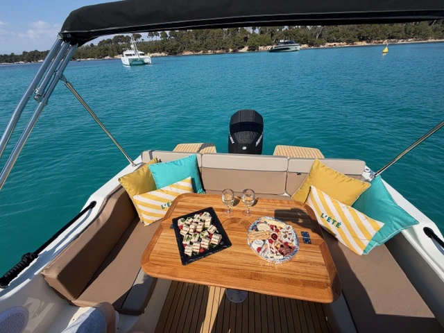 Alquiler de barcos Mandelieu-la-Napoule barato de Activ 755 Sundeck