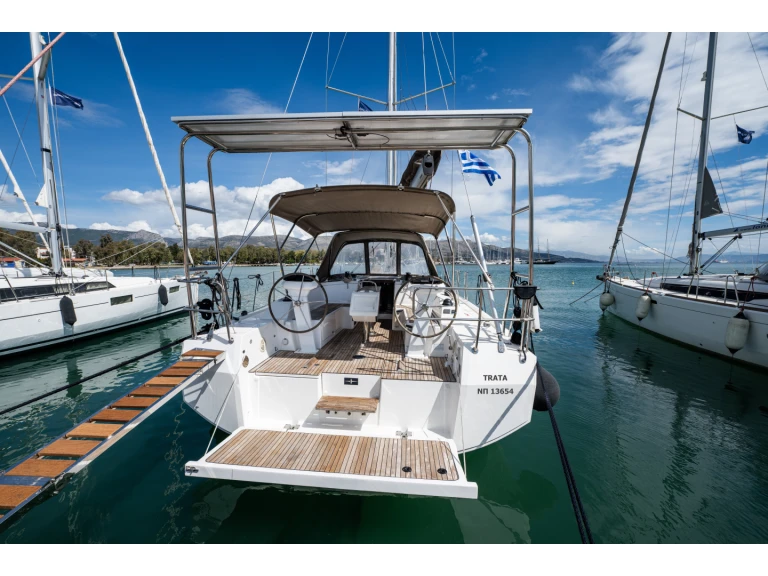 Bavaria Bavaria C38 de alquiler a Néa Péramos