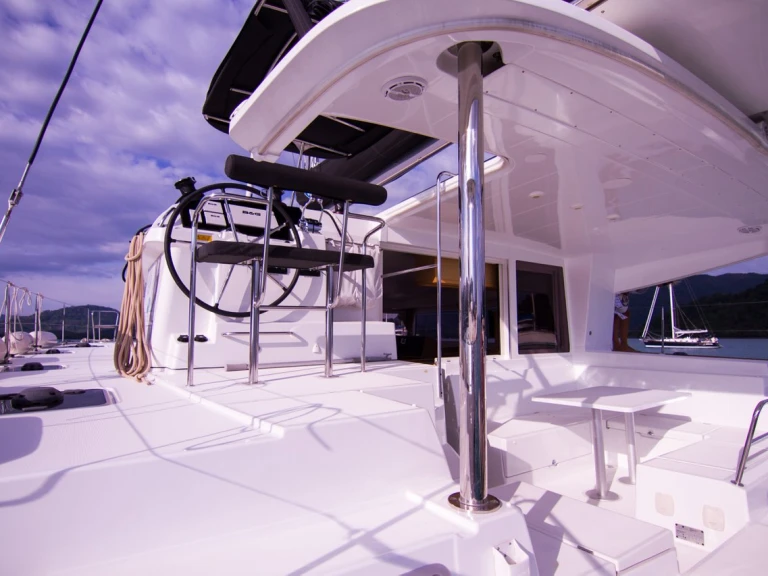 Alquiler de embarcaciones Lagoon Lagoon 400 S2 enMai Khao en Samboat