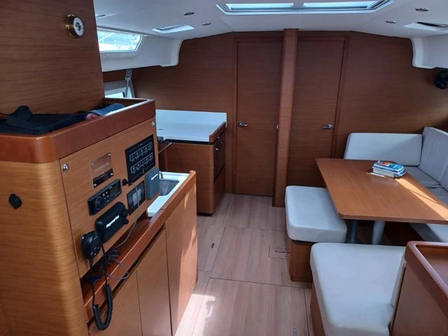 Alquiler de barcos Portisco barato de Sun Odyssey 490