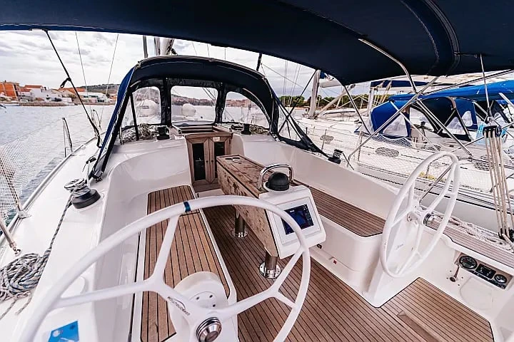 Alquiler Betina - Bavaria Cruiser 37 en SamBoat