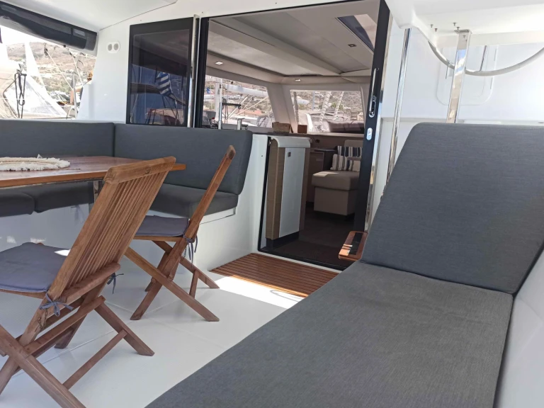 Alquiler de Fountaine Pajot Isla 40 (5 cab.) en Paros (Isla)