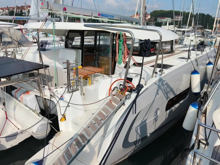 Alquiler de Excess Excess 11 (6 cab.) en Pula