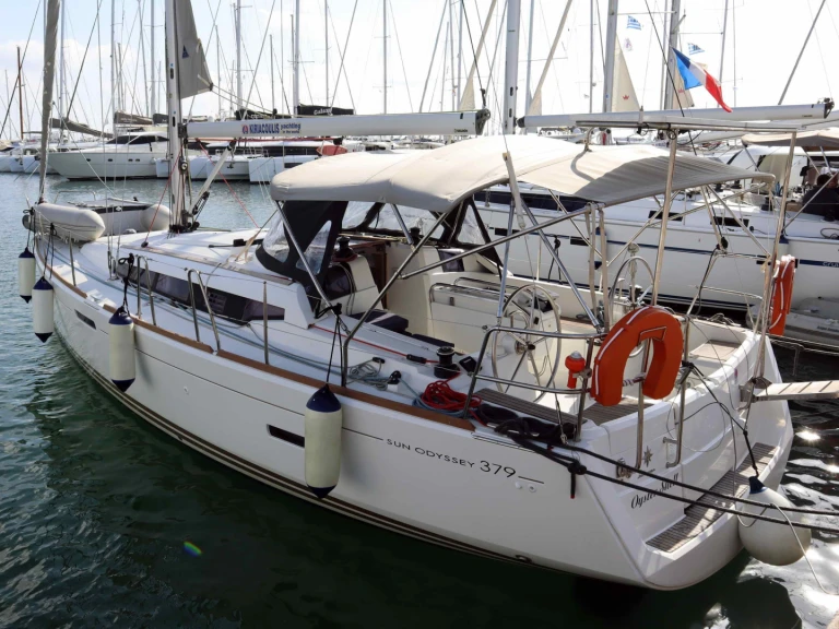 Alquiler de embarcaciones Jeanneau Sun Odyssey 379 (3 cab.) enÁlimos en Samboat