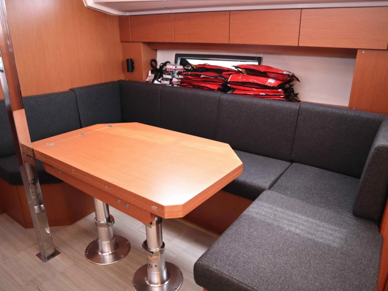 Alquiler de embarcaciones Bavaria Bavaria C42 (3 cab.) enParos (Isla) en Samboat