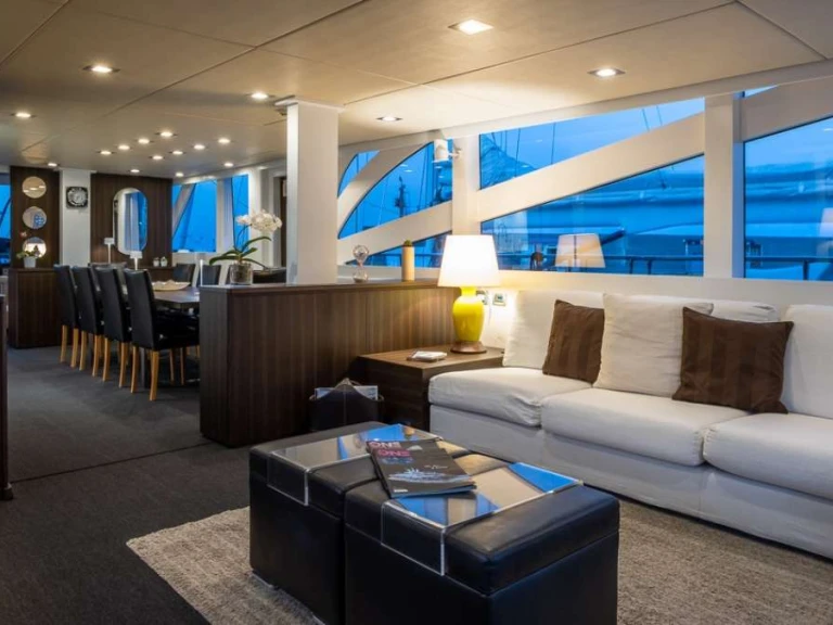 Alquiler Yate de lujo Custom con o sin  título de navegación