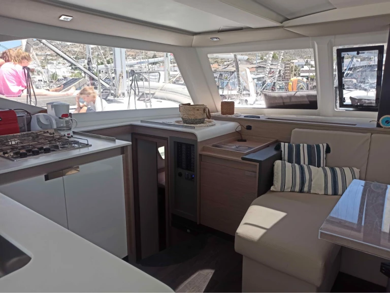 Alquiler de embarcaciones Fountaine Pajot Isla 40 (5 cab.) enParos (Isla) en Samboat