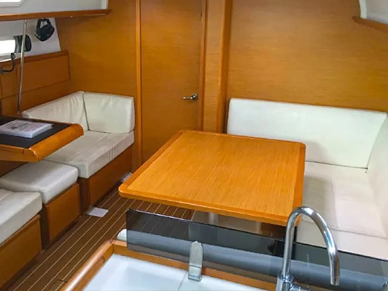 Alquiler de Jeanneau Sun Odyssey 409 (3 cab.) en Lefkáda