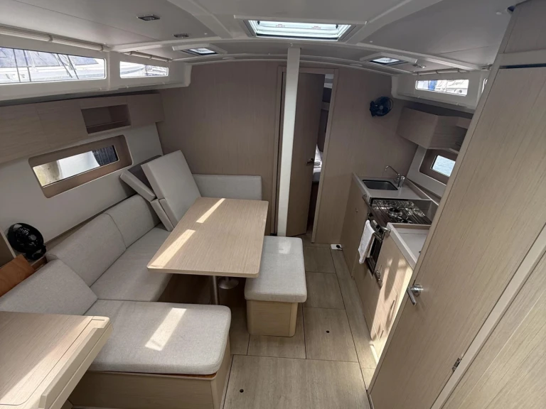 Bénéteau Oceanis 37.1 (3 cab.) de alquiler a Lefkáda