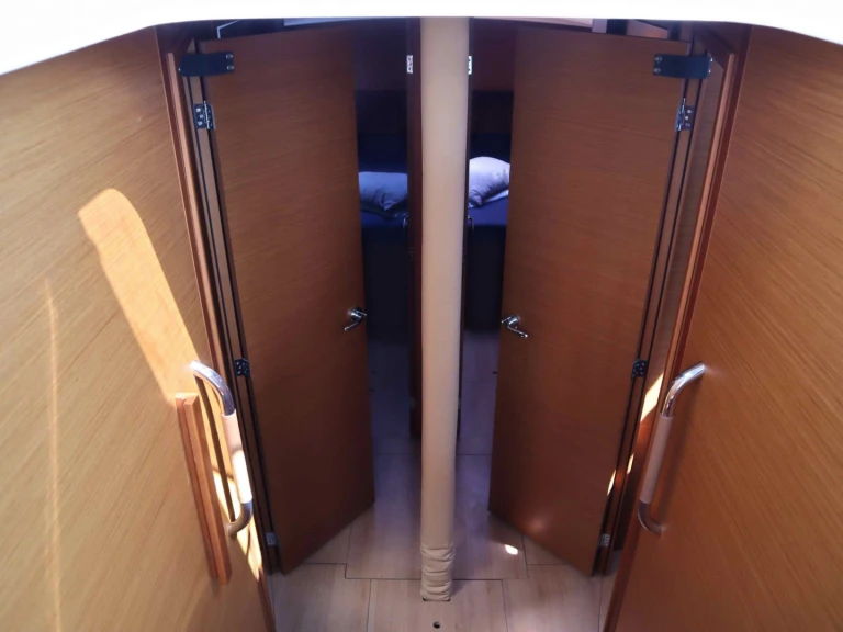 Alquiler de embarcaciones Jeanneau Sun Loft 47 (7 cab.) enNéa Péramos en Samboat