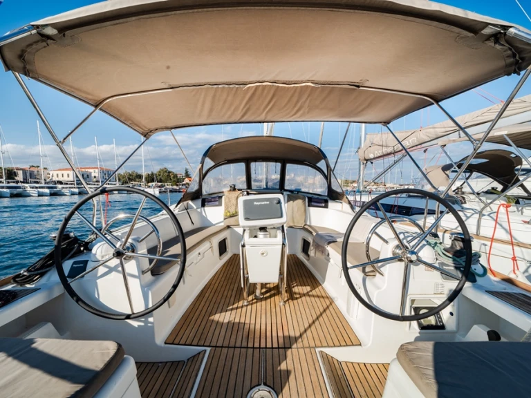 Alquiler de embarcaciones Jeanneau Sun Odyssey 439 enLávrio en Samboat