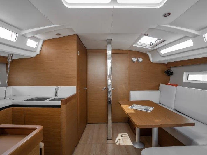 Alquiler de embarcaciones Jeanneau Sun Odyssey 440 enNéa Péramos en Samboat