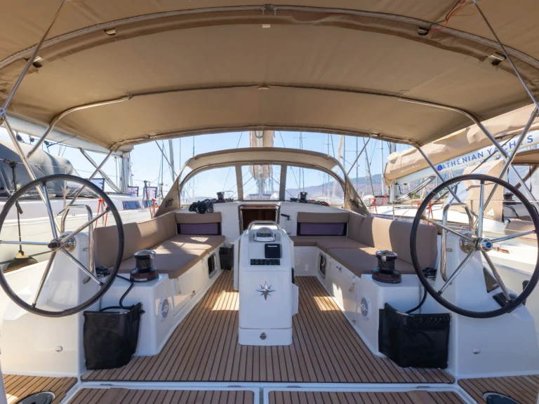 Alquiler de embarcaciones Jeanneau Sun Odyssey 490 enNéa Péramos en Samboat