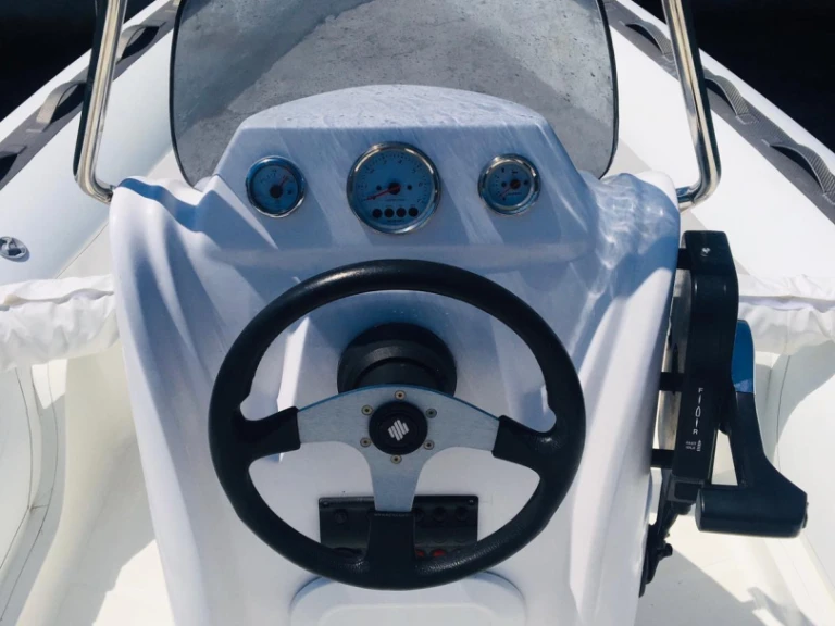 Alquiler de embarcaciones Magnus magnus 6,20 m enPorto Rotondo en Samboat