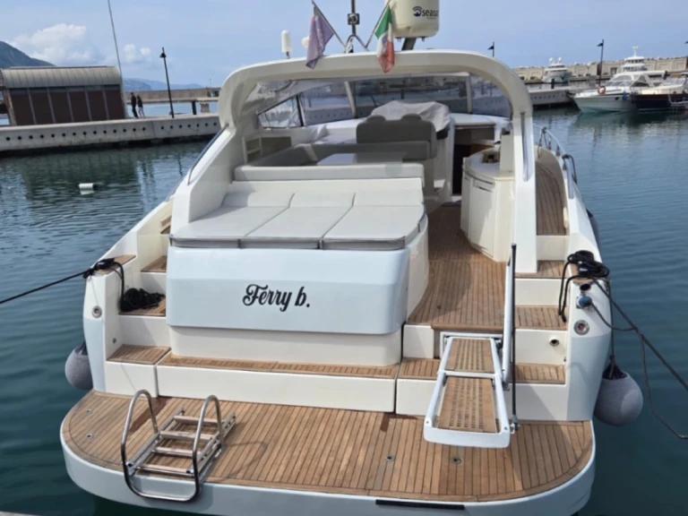 Yate de lujo para alquilar Capri al mejor precio