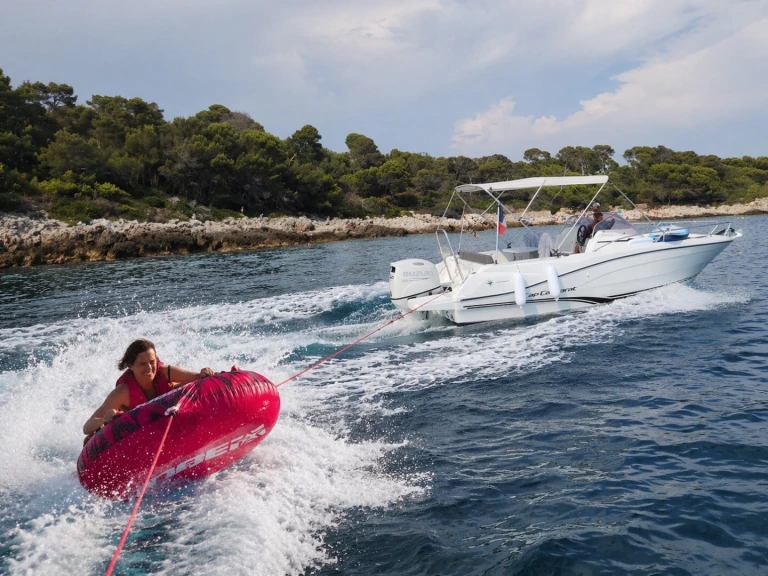 Alquiler de Jeanneau Cap Camarat 6.5 WA Serie 3 en Antibes