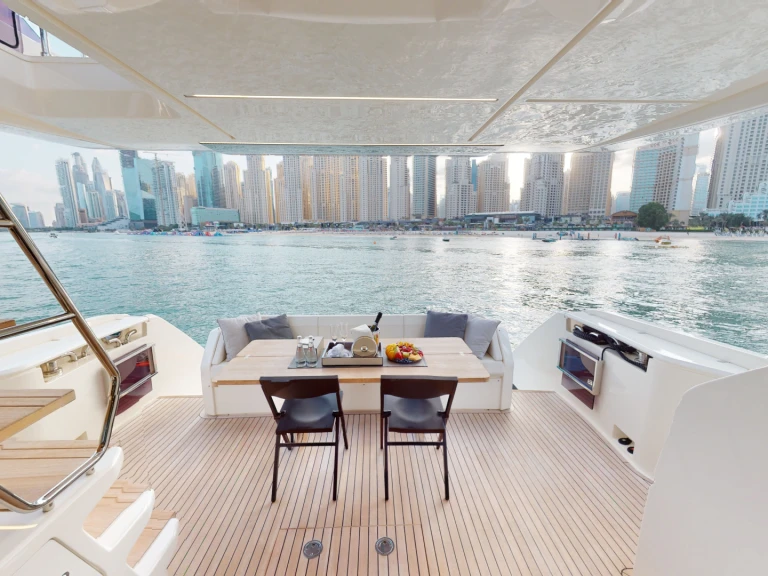 Alquiler de barcos Dubai Marina barato de FERRETTI 670